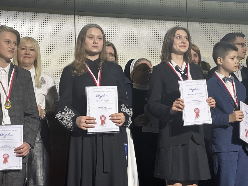Wręczenie medali i dyplomów dla laureatów Kuratoryjnych Konkursów Przedmiotowych w Kielcach. Ci uczniowie to prawdziwa elita. Film i zdjęcia