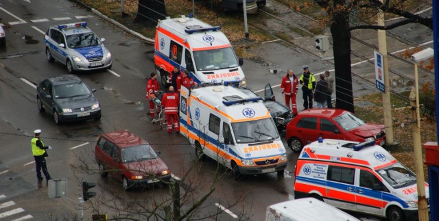 Wypadek miał miejsce na skrzyżowaniu Ku Słońcu z Aleją Piastów.