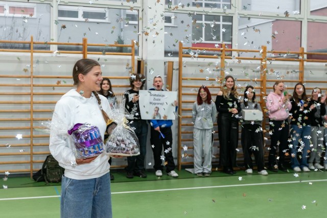Społeczność bydgoskiej Handlówki pięknie powitała uczennicę Zuzannę Klett, która odniosła wielki sukces podczas mistrzostw świata w speedrowerze w Australii.