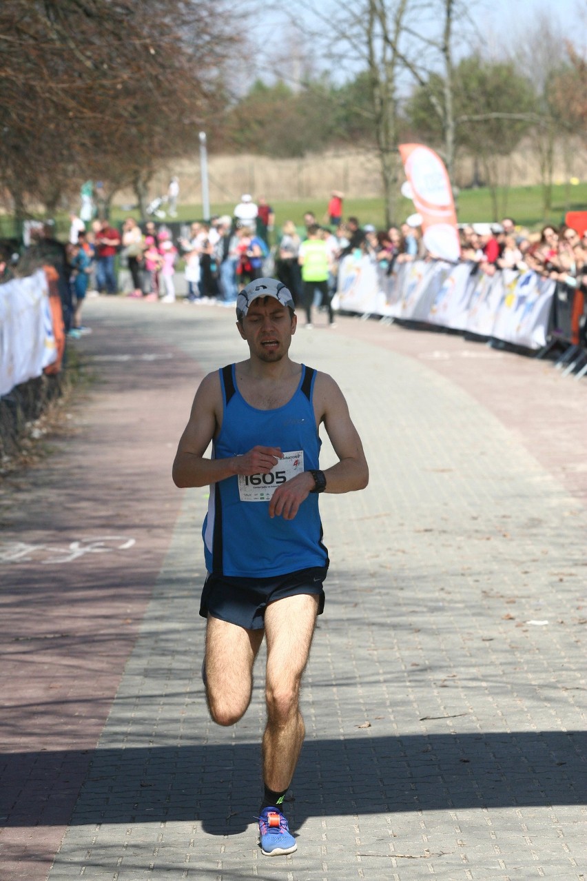 Biegli w niedzielę nad Zalewem Zemborzyckiem. To ostatni bieg z cyklu "Cztery Dychy do Maratonu" [DUŻO ZDJĘĆ]