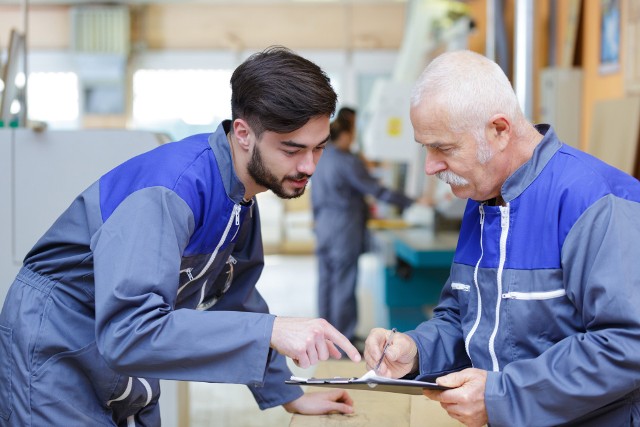 Seniorzy w wieku emerytalnym często są potrzebni do pozostania w pracy ze względu na swoje doświadczenie jako mistrzowie i mentorzy