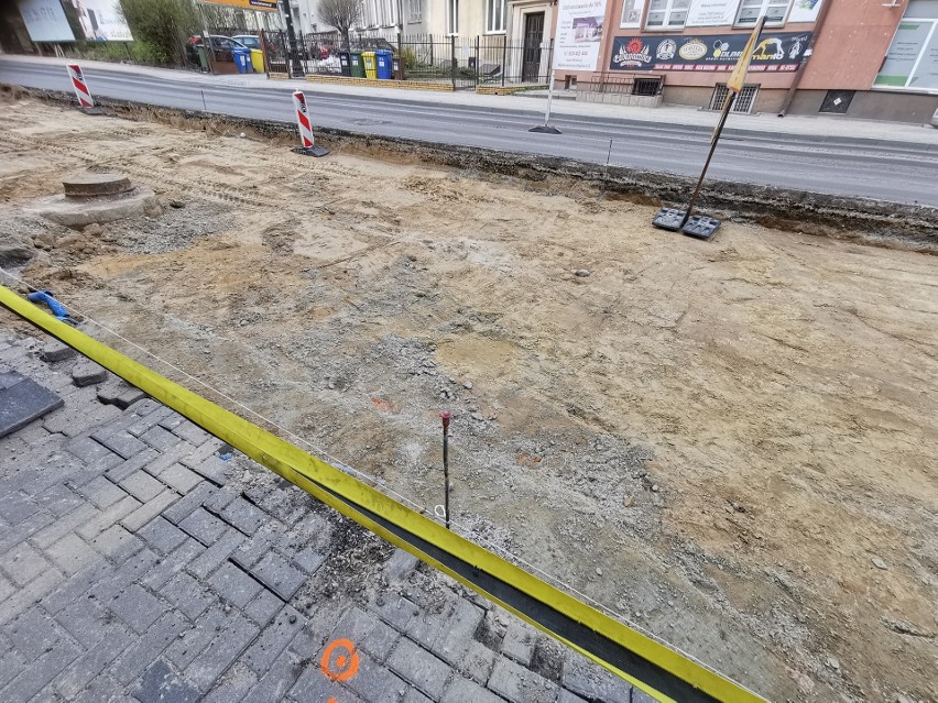 Mieszkańcy ul. Lipowej w Lublinie oburzeni. "Drogowcy zerwali asfalt z jezdni, nie możemy dojechać do kamienicy, do naszych mieszkań"