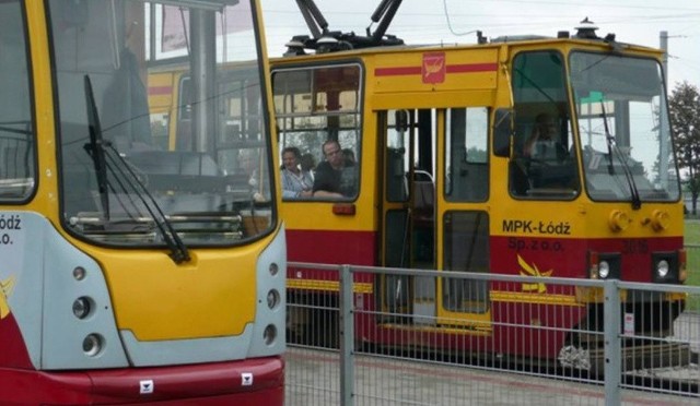 Już od początku przyszłego miesiąca Zarząd Dróg i Transportu w Łodzi zawiesza kolejną linię tramwajową. Powodem usunięcia składów z siatki połączeń jest fatalny stan torowiska. Czytaj na kolejnym slajdzie 