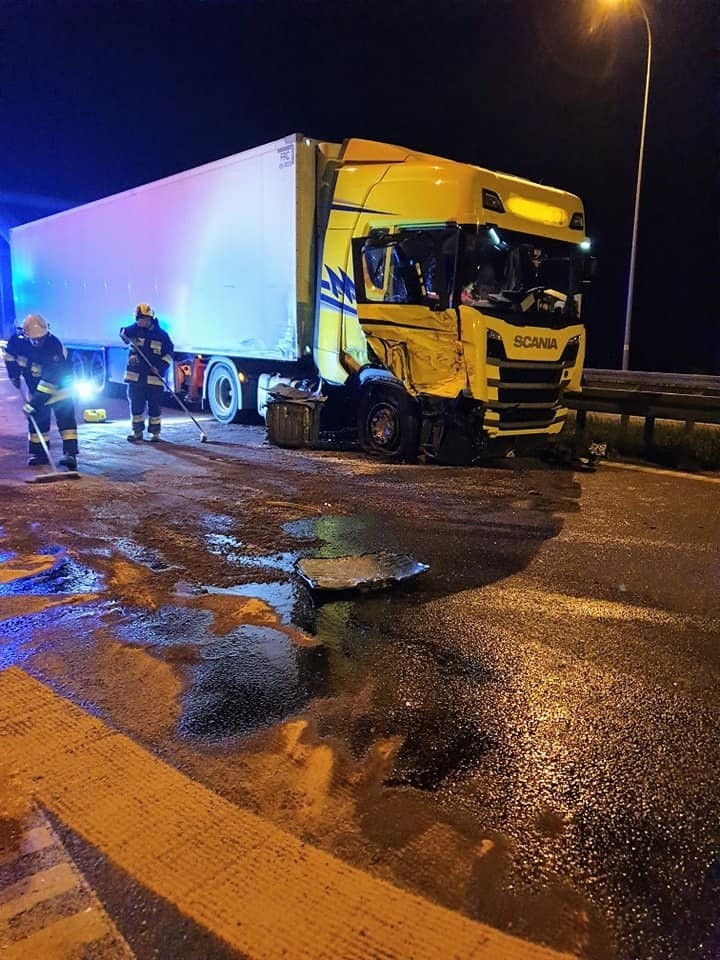 Sielachowskie. Zderzenie tirów na moście w ciągu S8