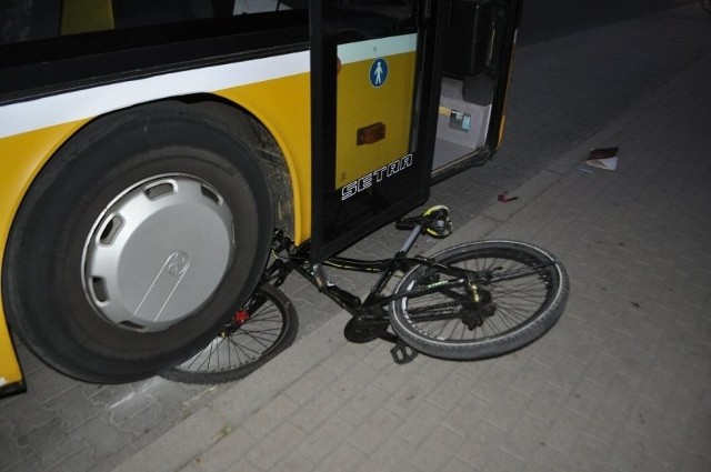 Autobus ma uszkodzoną szybę i zderzak po rzucie rowerem