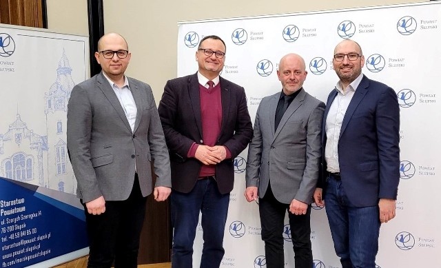Od lewej: Marcin Kowalczyk - członek zarządu powiatu, Piotr Rachwalski - były szef PKS-u, Tomasz Kowalczyk - p.o. prezesa PKS-u i Paweł Lisowski - starosta słupski.