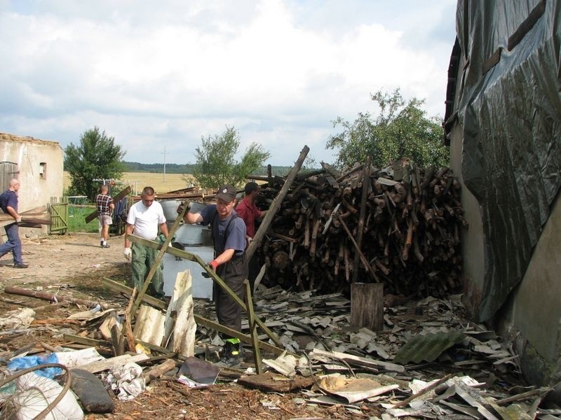Mieszkańcy Suchej sprzątają po trąbie powietrznej [zdjęcia]
