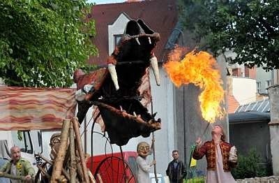 Całą masę przebierańców zobaczymy podczas sobotniego korowodu winobraniowego