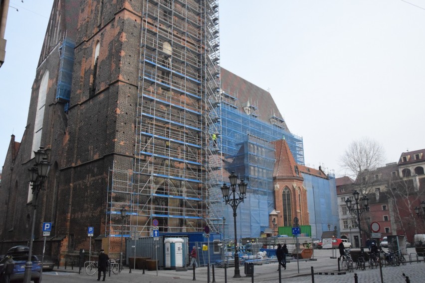 Takiego remontu we Wrocławiu jeszcze nie było. Potężne rusztowania przy kościele garnizonowym