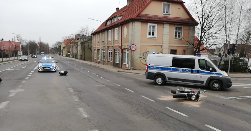 Wypadek na skrzyżowaniu Szczecińskiej z Kossaka w Słupsku. Motocyklista trafił do szpitala (zdjęcia)