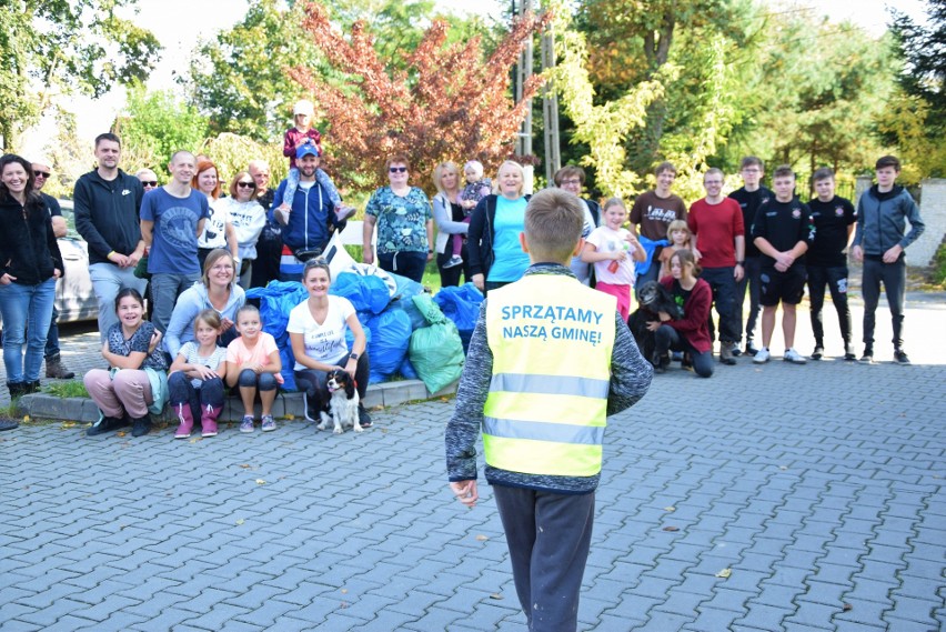 Zbiórka śmieci podczas akcji III Sprzątania Gminy Wielka...