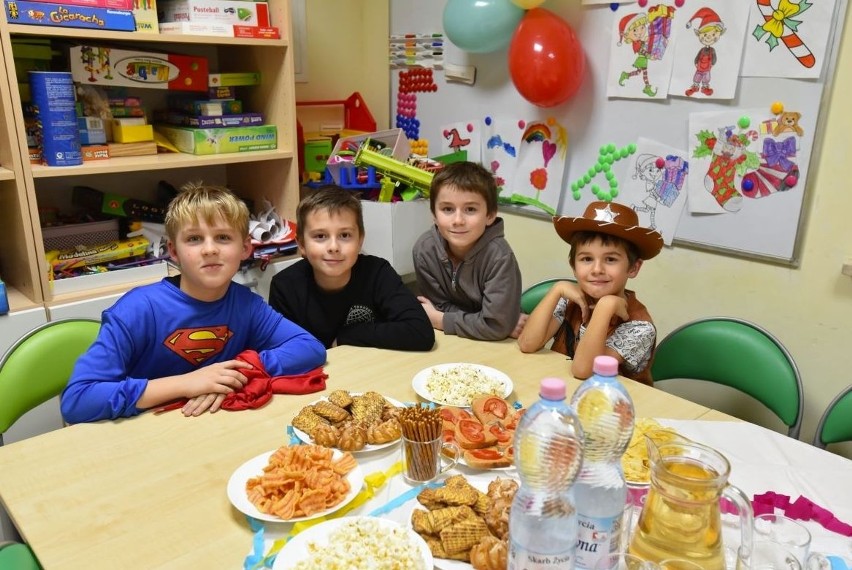 Wielka impreza andrzejkowa w Gnojnie! Niesamowite przebrania i wróżby. Tak się bawiły dzieci z Kuźni Sztuki i Nauki. Zobaczcie zdjęcia 