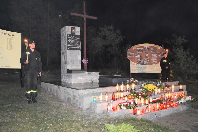 W czwartek 12 października przy pomniku pomordowanych na żwirowisku w Paterku znów pojawią się kwiaty i znicze