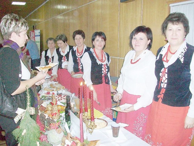 Przedstawicielki Koła Gospodyń Wiejskich w Kaniewie (gm. Badkowo) przygotoway pięknie udekorowany bogaty świąteczny stół