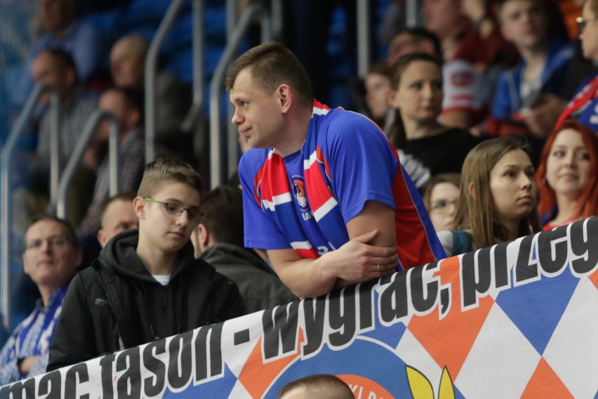 Kibice na meczu piłkarzy ręcznych Azotów Puławy z niemieckim THW Kiel w hali Globus