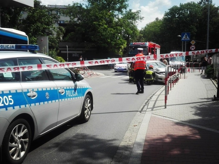 Wypadek w Krakowie. Na skrzyżowaniu w rejonie Azorów auto zderzyło się z autobusem [ZDJĘCIA]