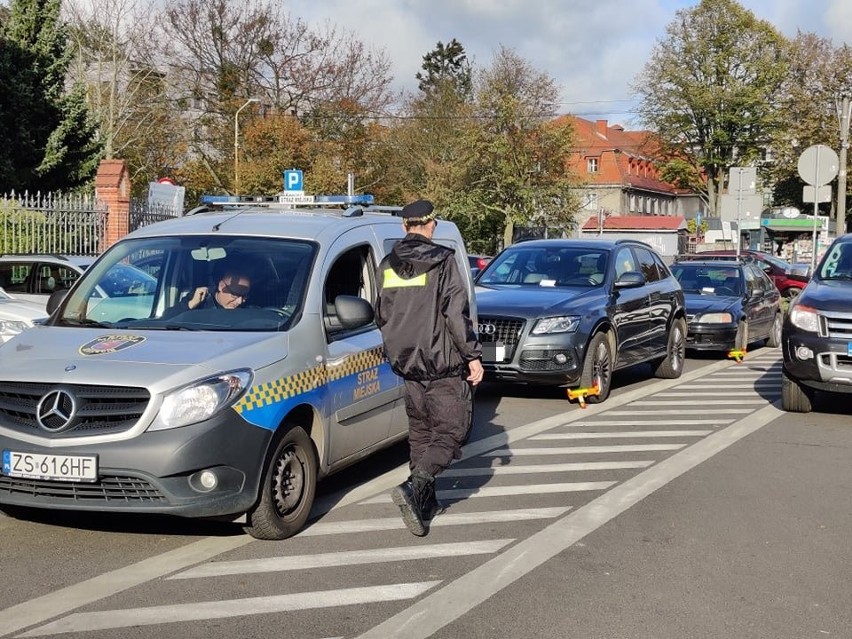 Blokady i mandaty. Tak nie należy parkować przy Cmentarzu Centralnym w Szczecinie [ZDJĘCIA]