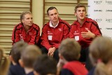 Piłkarze Cracovii odwiedzili dzieci w szkole podstawowej (ZDJĘCIA)