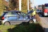 Wypadek na al. Jana III Sobieskiego we Wrocławiu. Auto dachowało po zderzeniu z cysterną [ZDJĘCIA]