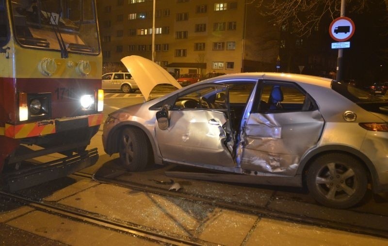 Wypadek na Zgierskiej. Ciężarna kierująca hondą civic zderzyła się z tramwajem