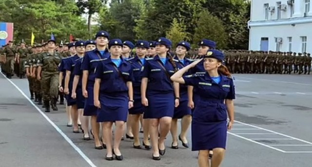 Podczas parady w Krasnodarze pilotki rzucały płatki. Czy Putin pozwoli im zrzucać bomby na Ukrainę?