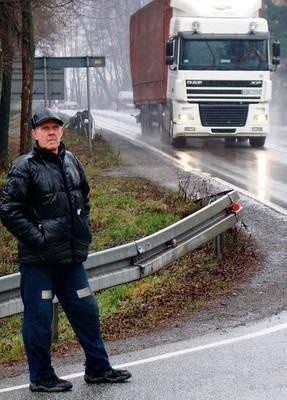 Edward Osiecki z Grojca podkreśla, że kierowcy często łamią obowiązujące ograniczenie prędkości przy zjeździe z Góry Grojeckiej FOT . BOGUSŁAW KWIECIEŃ