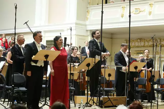 Orkiestra Filharmonii Poznańskiej, Chór Filharmonii i Opery Podlaskiej, soliści oraz dyrygent  Łukasz Borowicz podczas wykonania "Quo Vadis" w Auli UAM