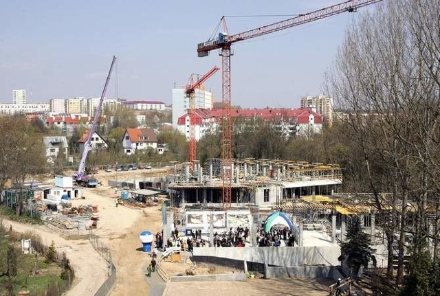 Spółka z Warszawy dokończy budowę przy ul. Niemierzyńskiej za prawie 53 mln zł. Ma też uzyskać pozwolenia na użytkowanie nowych obiektów.