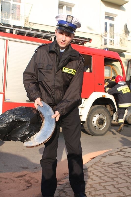 Prezentowany fragment tarczy rozpruł zbiornik paliwa w osobowym aucie.