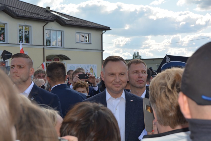 Andrzej Duda w Troszynie. 2.06.2020 prezydent RP spotkał się z mieszkańcami. "Damy radę!" skandował tłum. Zdjęcia, wideo