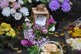 Wszystkich Świętych 2023 w Śląskiem. Ile kosztują znicze i kwiaty przed cmentarzami? Niektóre ceny szokują - kto zapłaci 250 zł za znicz?