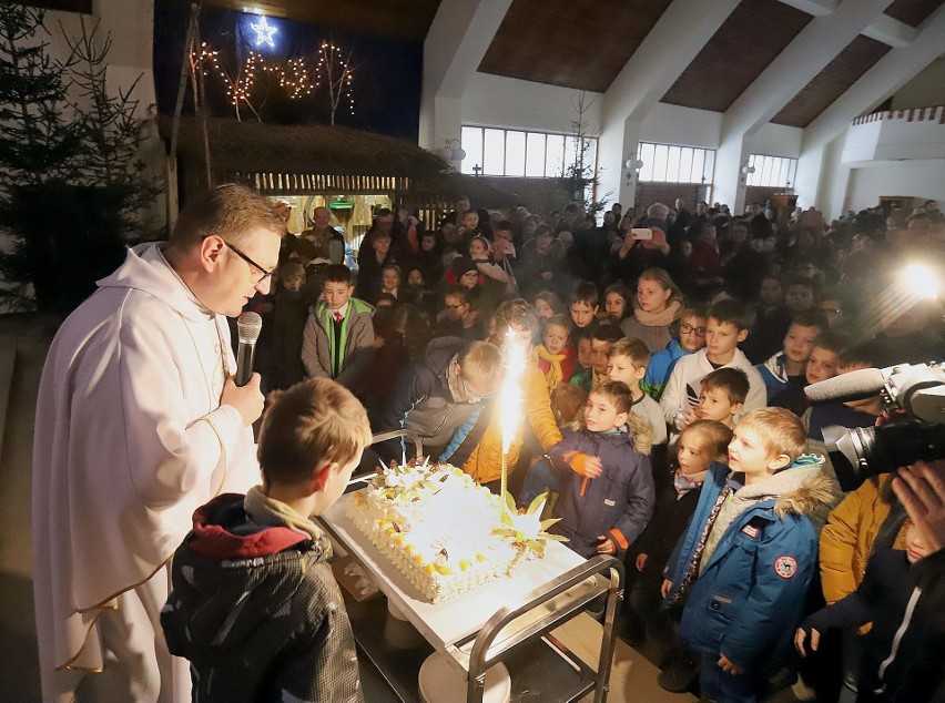 Boże Narodzenie w Łodzi. Tort dla Jezusa w kościele pw. Św. Apostołów Piotra i Pawła