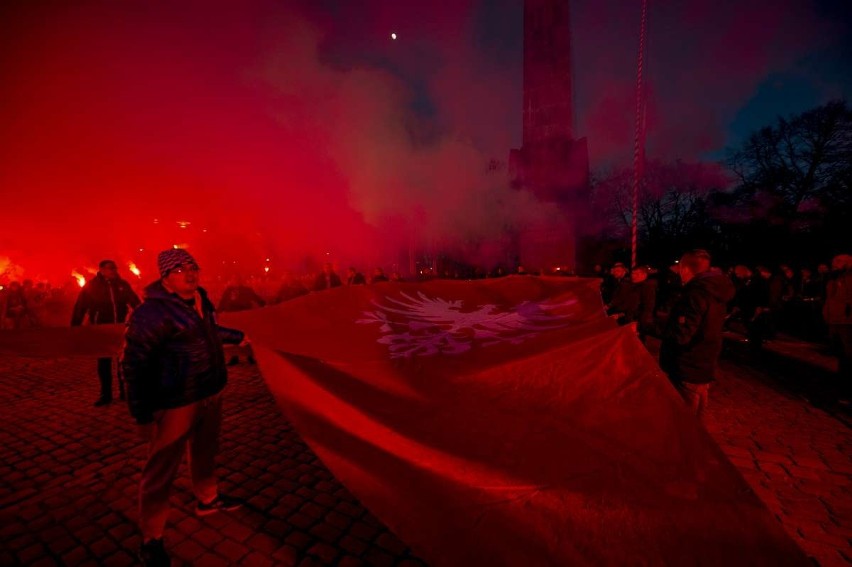 Kilkaset osób wzięło udział w Marszu Zwycięstwa, który w...