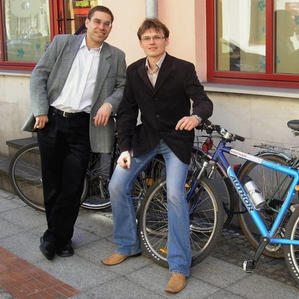 - Władze miasta chcą nam fundować ścieżki rekreacyjne, a my chcemy dróg rowerowych, po których da się bezpiecznie jeździć do pracy i szkoły - mówią Łukasz Zaborowski (z lewej) i Sebastian Pawłowski z radomskiego Bractwa Rowerowego.