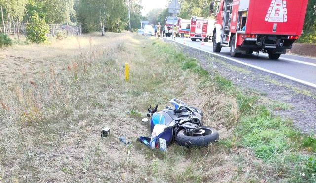 Niestety mimo podjętej reanimacji motocyklisty nie udało się uratować.