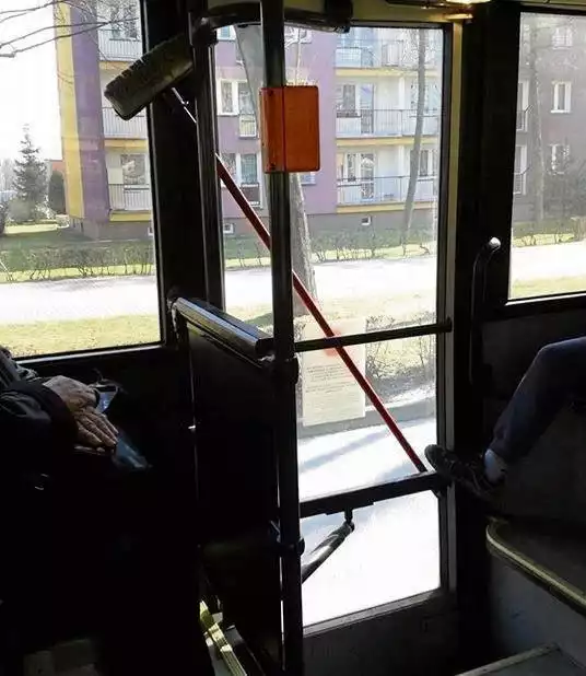 Drzwi w miejskim autobusie zostały zablokowane miotłą
