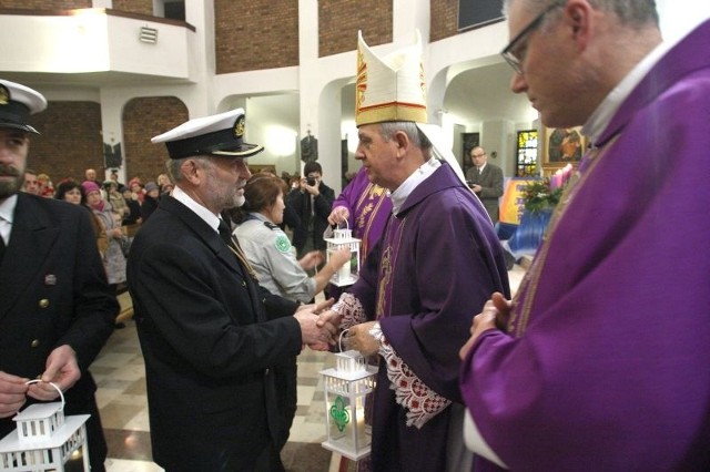 Betlejemskie Światło Pokoju na ręce biskupa ordynariusza Diecezji Kieleckiej przekazał harcmistrz i poseł Lucjan Pietrzczyk.