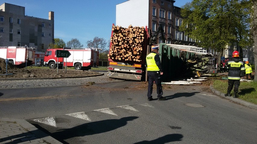 Na rondzie Czterech Pancernych w Żaganiu w piątek 29...