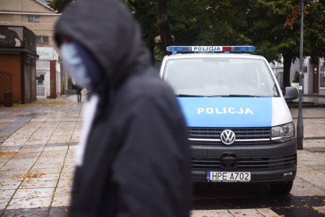 Ponad siedemdziesiąt tysięcy razy patrole policji i strażników miejskich interweniowały w sprawie nakazu zakrywania ust i nosa w czasie jego obowiązywania w województwie kujawsko pomorskim. Posypała się nie tylko masa mandatów, ale także wnioski o ukaranie do sądów.