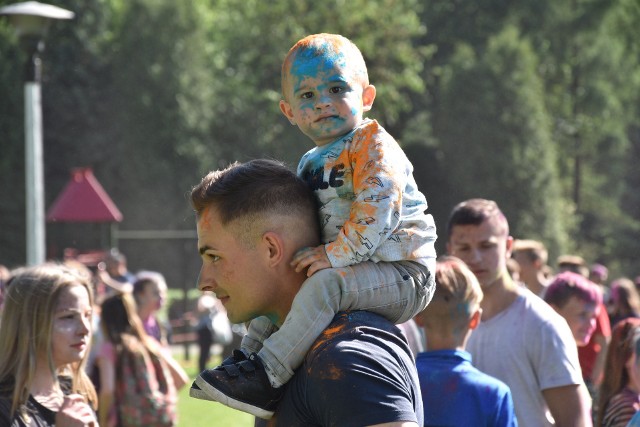 Dzisiaj, 19 maja, o godz. 16.00 na terenie Kąpieliska Leśnego w Zabrzu rozpoczął się Holi Festival Poland, czyli największa ogólnopolska impreza z kolorowymi proszkami. Festiwal kolorów przyciągnął do miasta tłumy zainteresowanych, którzy biorą udział w tym wydarzeniu.