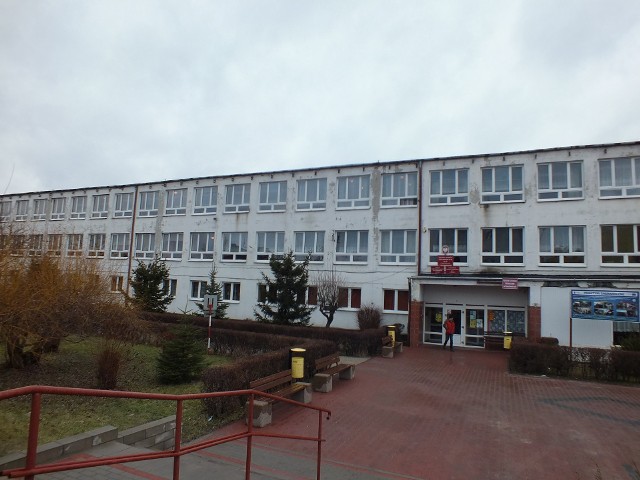 Budynek Zespołu Szkół Zawodowych numer 3 w Starachowicach stoi na działce o powierzchni ponad 23 tysięcy metrów kwadratowych