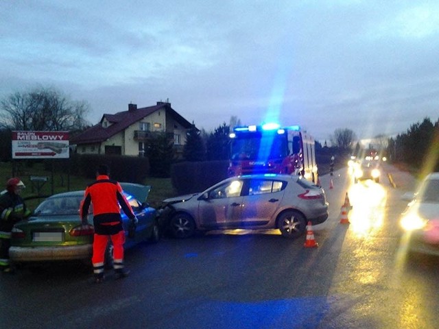 Do wypadku doszło w miejscowości Strażów na skrzyżowaniu Strażów - Krasne kolonia. Zostały wezwane straż, policja oraz pogotowie ratunkowe do jednego rannego kierowcy. Wypadek miał miejsce o godzinie 15:30. Zdjęcia i informację otrzymaliśmy od internauty. Dziękujemy!