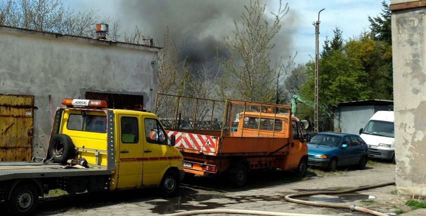 Groźny pożar na stacji demontażu pojazdów w Nieżychowicach w...