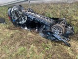 BMW dachowało na DK 75 w Tworkowej. Strażacy wydostali kierowcę przy użyciu sprzętu hydraulicznego. Mężczyzna trafił do szpitala