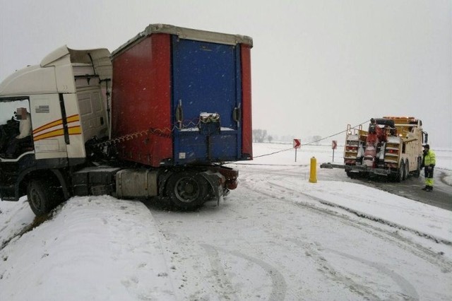 Auto wyciągnęła na jezdnię pomoc drogowa.