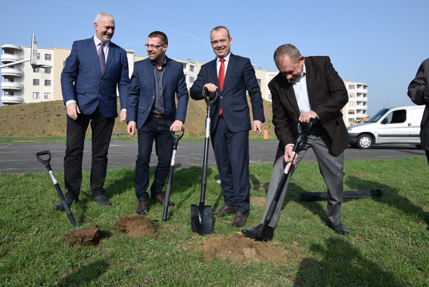 Łopaty w ruch. Ruszy budowa boiska na sieradzkim osiedlu