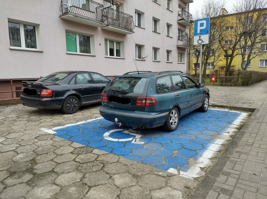 To miejsce parkingowe dla osób z niepełnosprawnością przy...