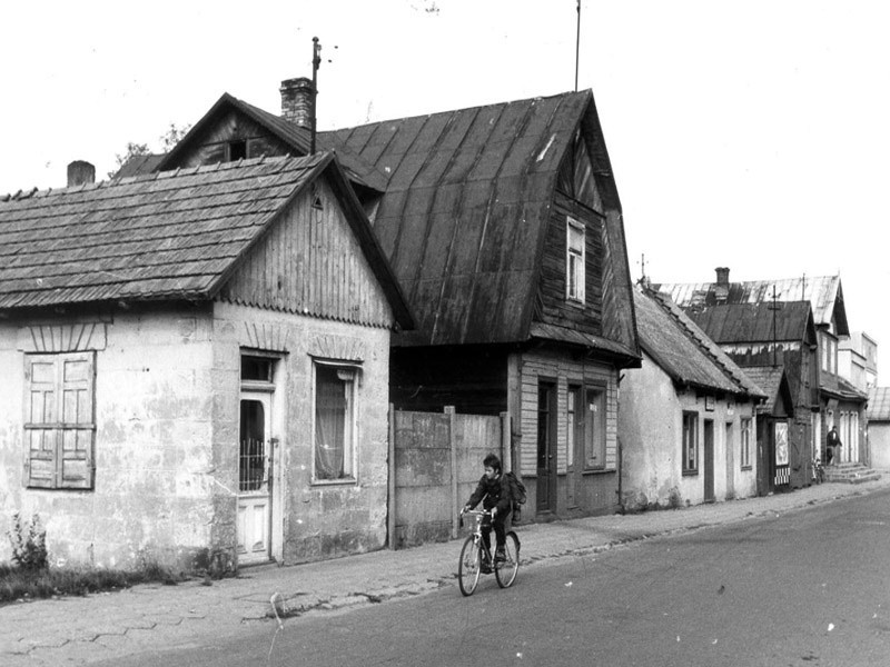 Październik 1988 r., ul. Mariana Buczka w Hajnówce. Patronem...