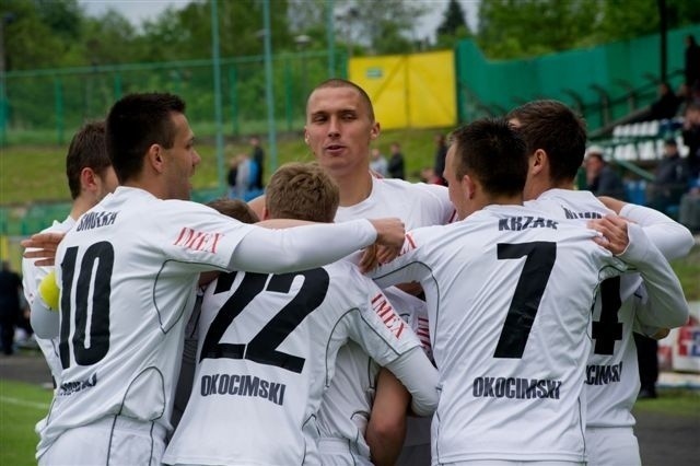 Piłkarze Okocimskiego cieszą się z awansu, ale nie wiadomo, gdzie będą grać
