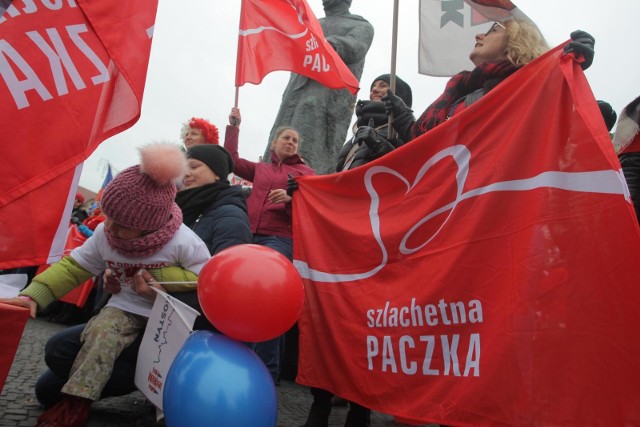 Szlachetna Paczka 2018 to inicjatywa, która jest oparta na pracy z darczyńcami i wolontariuszami. To oni pomagają rodzinom w potrzebie.Szlachetna paczka działa od 2001 roku i co roku łączy setki tysięcy Darczyńców, Wolontariuszy i rodzin w potrzebie.Spośród wielu osób, które potrzebują pomocy wolontariusze wybierają tych najbardziej potrzebujących, dla których darczyńcy przygotowują paczkę zgodną z ich potrzebami. Paczki trafiają do potrzebujących rodzin przed świętami Bożego Narodzenia. „Bądź lokalnym herosem”. Startuje rekrutacja wolontariuszy do Szlachetnej Paczki/TVN 24